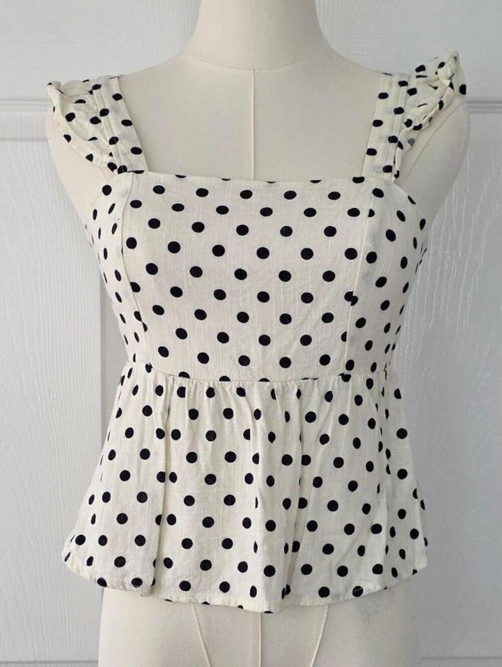 ♡ Polka Dot Ruffle Top, Monteau, Size Medium ♡